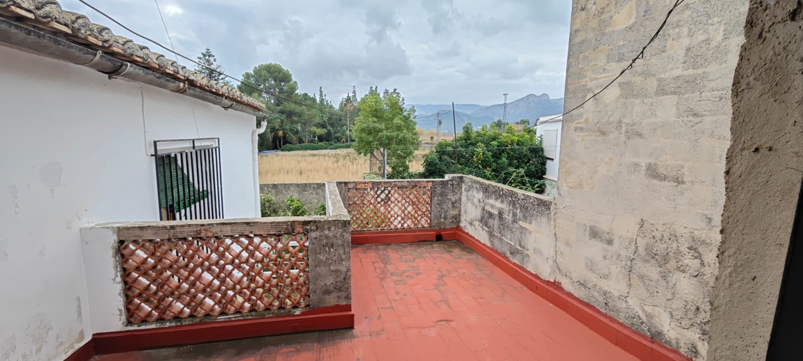 MAISON DE VILLE EN DUPLEX AVEC COUR PAYSAGÉE