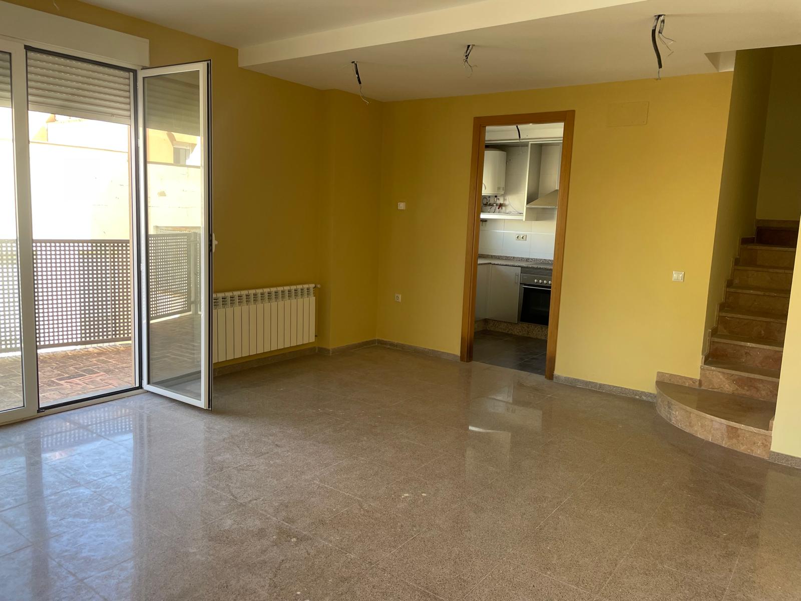 MAISON DE VILLE FLAMBANT NEUVE À CASTELLÓ DE RUGAT
